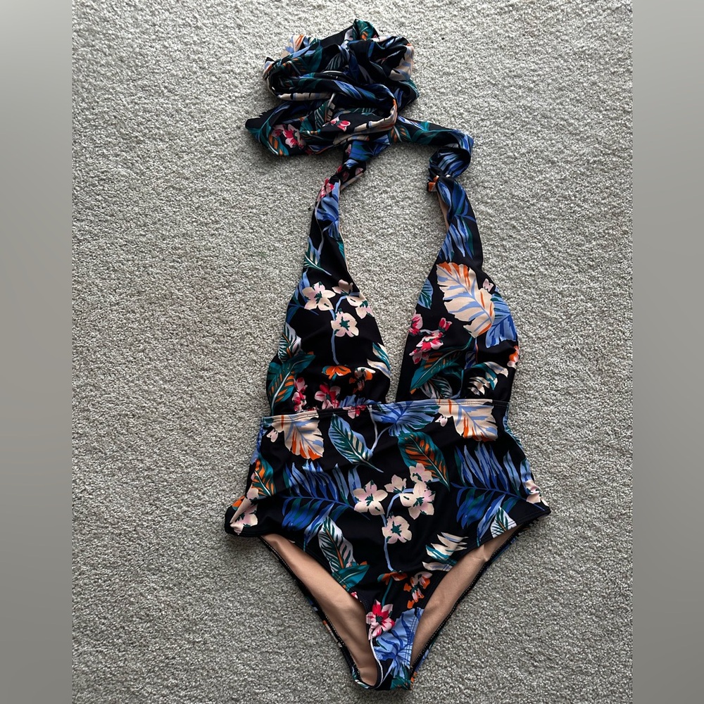 Floral plunging neck Swimwear. One piece
